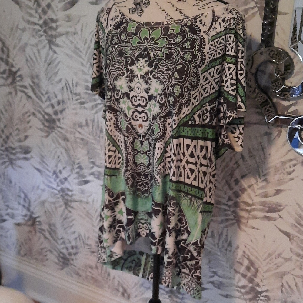 ONE WORLD Green and Black Artistic Top